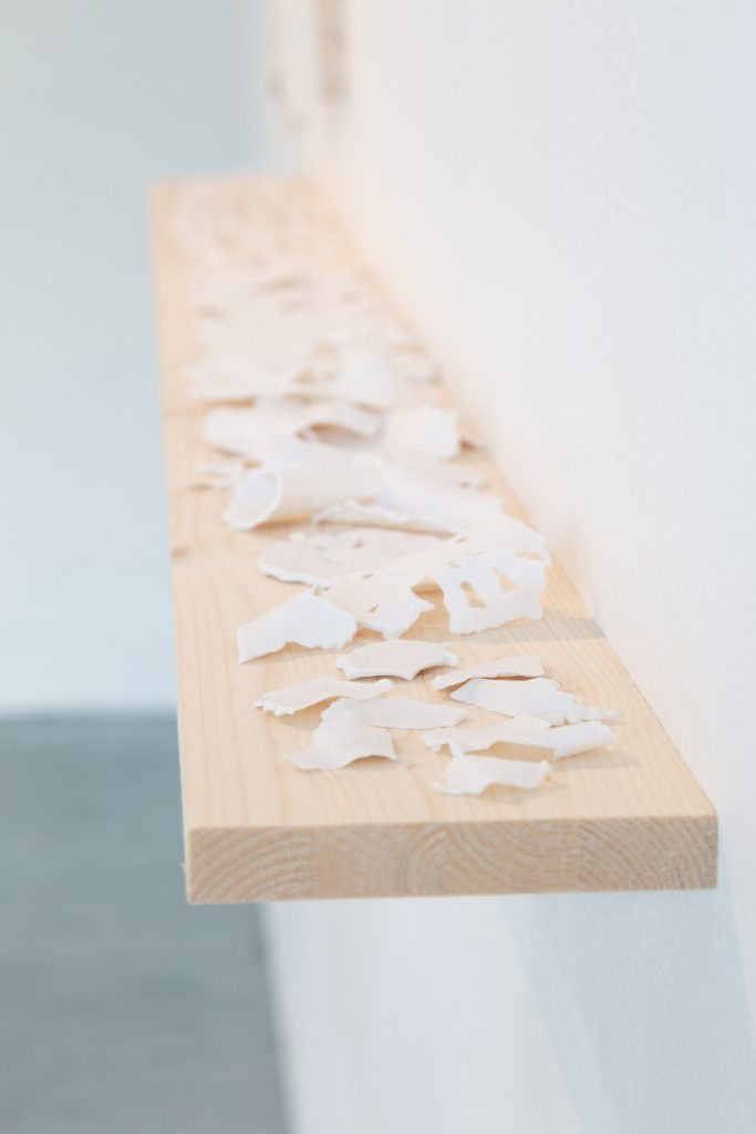 Matkalla, 2019. Paper porcelain, wood. Photo: Jenni Niemelä-Nyrhinen.